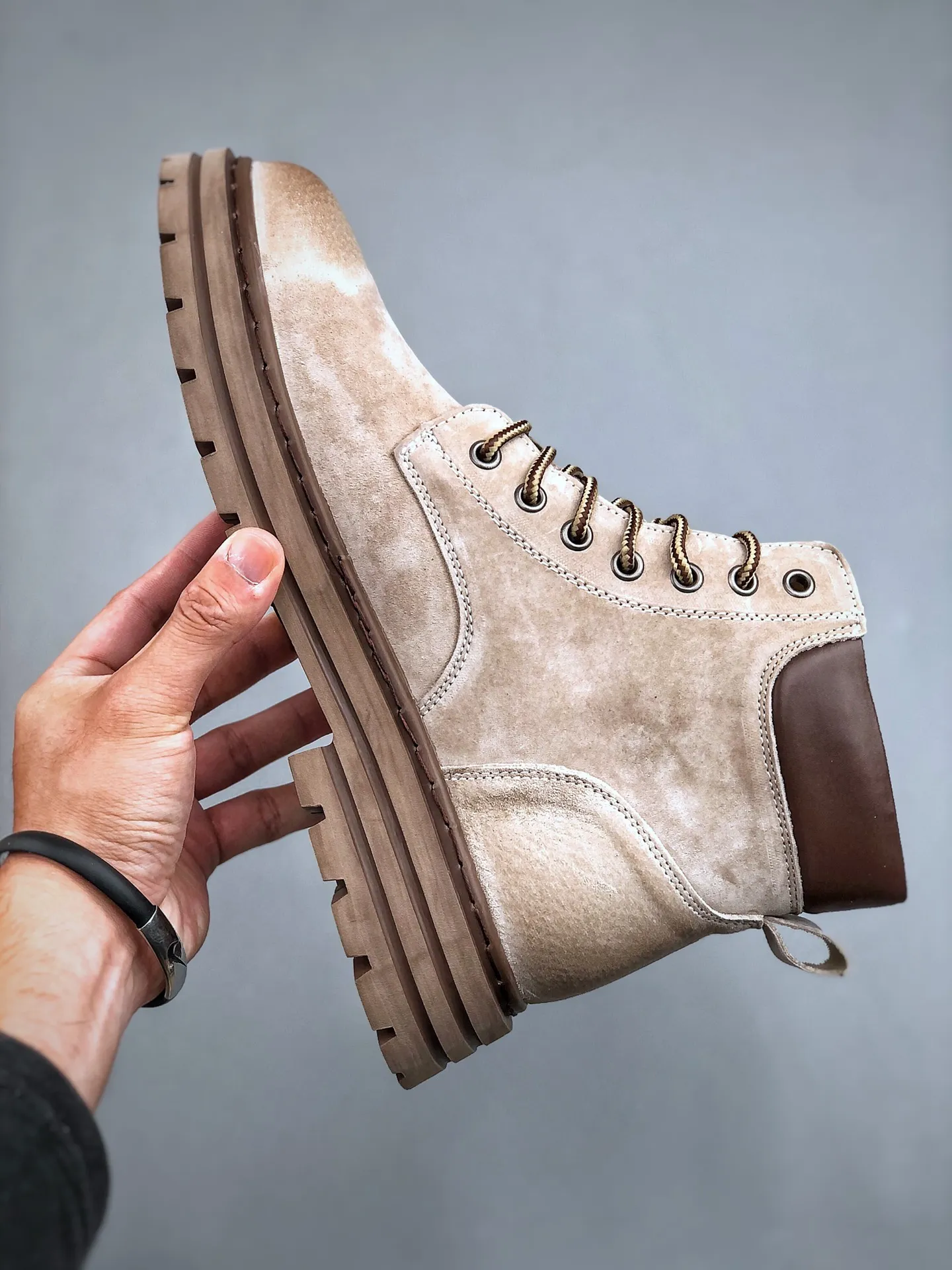 Local 💰560 core recommendation, good price, new goods 🚀Timberland Timberland/Timberland outdoor high-top casual rhubarb boots series #Guangdong Dachang quality original box original packaging #25ss new fashion trend matching The fabric is made of Italian 🇮🇹 top frosted fine-grained cowhide with anti-odor and anti-corrosion genuine leather latex insoles. The outsole and hardware are all made from OEM raw materials. The same process as the original Goodyear never-opening process Good products do not kill pigs. The quality of the first order is strictly controlled. Exclusively released on the entire network. The quality is beyond doubt. The whole set of official website unified packaging gives you a perfect wearing experience. The quality is exquisite and durable. A must-have for sportsmen. Specially designed to prevent handsomeness. High-quality and first-class foot feel. This winter, it is specially used for cold protection and outdoor use. Daily casual matching. Size: 39 40 41 42 43 44 (leather shoe size)